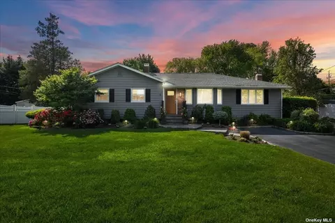 14 Warbler Ln, Commack, NY 11725