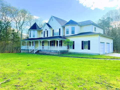 107 E Bartlett Rd, Middle Island, NY 11953