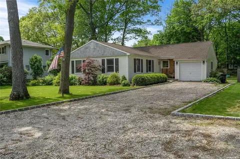 32 Holly Ln, Shirley, NY 11967