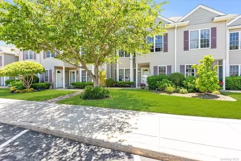 1005 Madeira Blvd #1005, Melville, NY 11747
