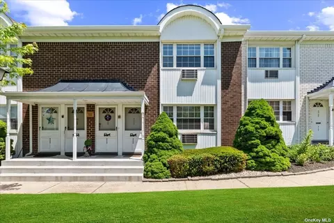 4724 Wilshire Ln #4724, Oakdale, NY 11769