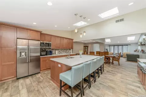 38 Sunset Blvd, Massapequa, NY 11758