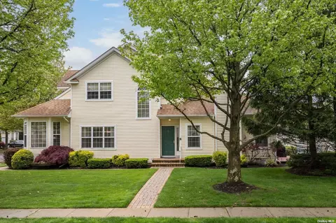 2 Blueberry Ct #-, Melville, NY 11747