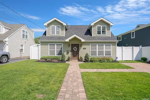 21 Virginia Rd, Babylon, NY 11702