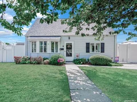 100 Old Oak Ln, Levittown, NY 11756