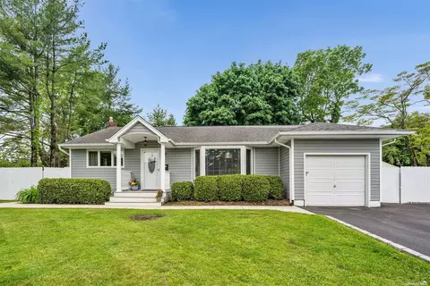 8 Magnolia Dr, Commack, NY 11725