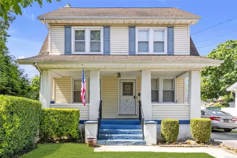 41 Crescent St, Hewlett, NY 11557