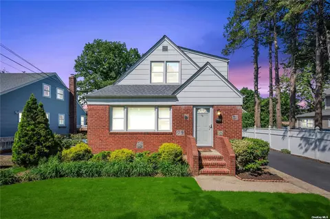 16 Frevert Pl, Hicksville, NY 11801