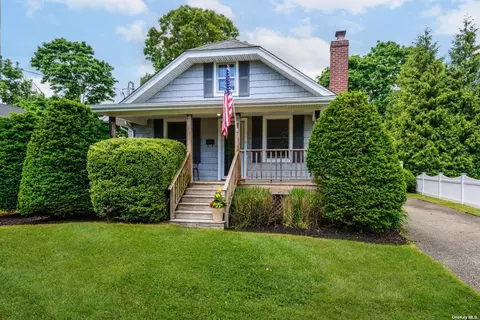 9 Court St, East Islip, NY 11730