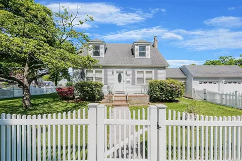 272 11th Ave, West Babylon, NY 11704