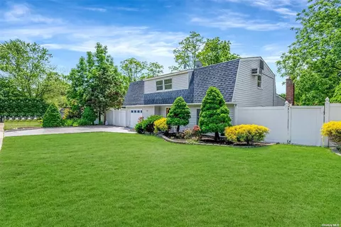 20 Campus Dr, Farmingville, NY 11738