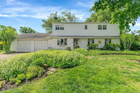 2200 Race Ave, Medford, NY 11763