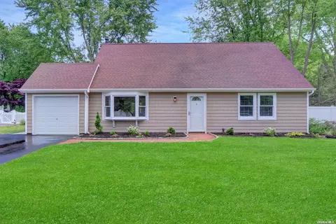 49 Imperial Dr, Miller Place, NY 11764