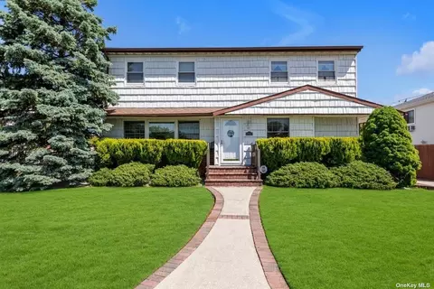 25 Columbia Rd, Hicksville, NY 11801