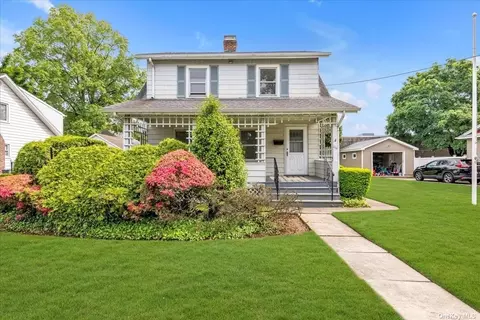 110 Elm St, Roslyn Heights, NY 11577