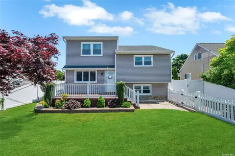 5 East Dr, Copiague, NY 11726