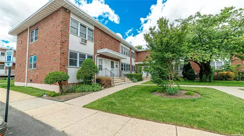 133 Farber Dr #133, West Babylon, NY 11704