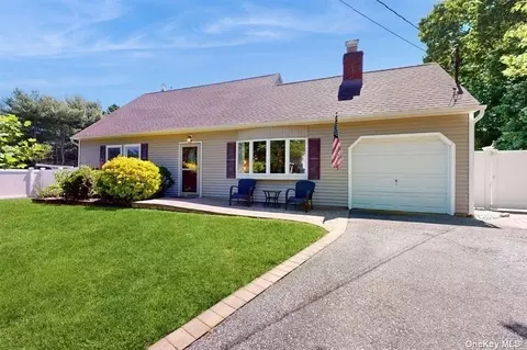 8 Liso Dr, Mount Sinai, NY 11766