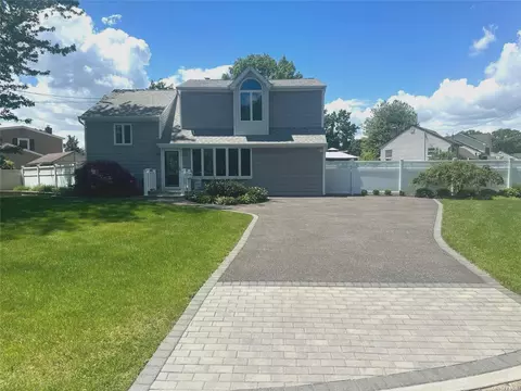185 Adams St, East Islip, NY 11730