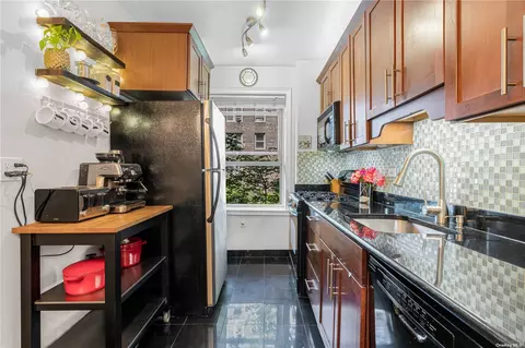 48-18 43rd St #2C, Woodside, NY 11377