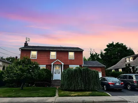 40 Cherry Ln, Lynbrook, NY 11563