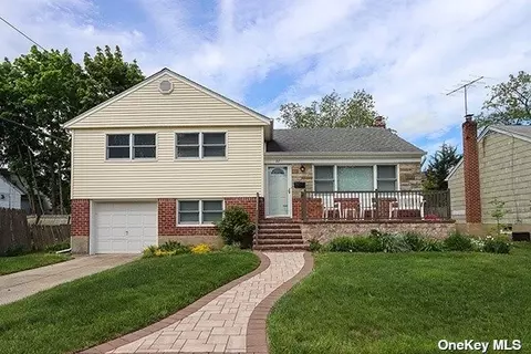 22 Barbara Dr, Syosset, NY 11791