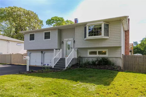 236 Matthews Rd, Oakdale, NY 11769