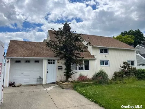 26 Eve Ln, Levittown, NY 11756