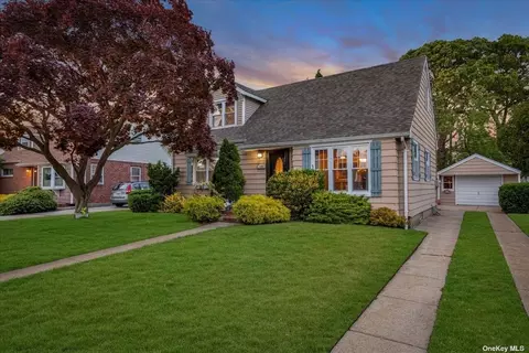 1056 Park Ln E, Franklin Square, NY 11010