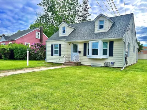 255 Howard Ave, Copiague, NY 11726