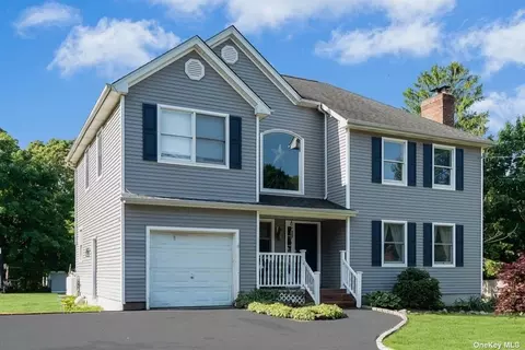 8 Hines Rd, Middle Island, NY 11953
