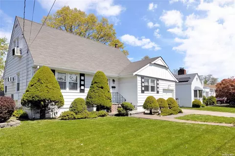 1225 Pembroke St, Uniondale, NY 11553