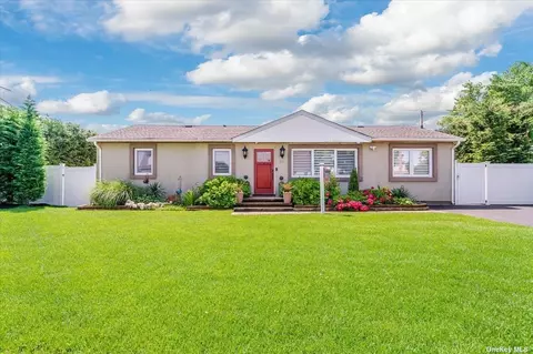 54 Maple Dr, Lindenhurst, NY 11757