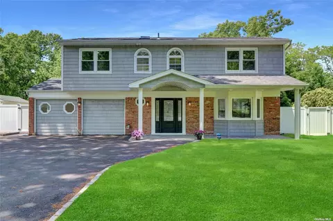 20 Melrose Ln, Commack, NY 11725