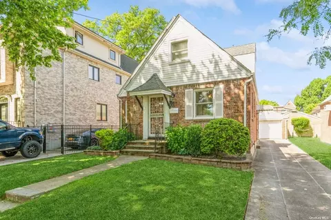 76-28 171st St, Fresh Meadows, NY 11366