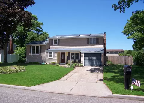 9 Falcon Ave, Selden, NY 11784