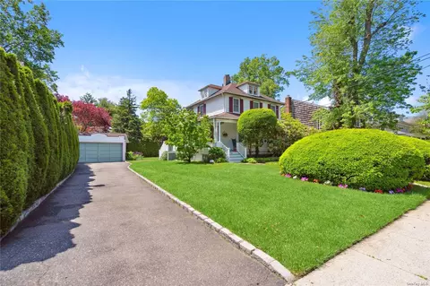 172 Willow St, Roslyn Heights, NY 11577