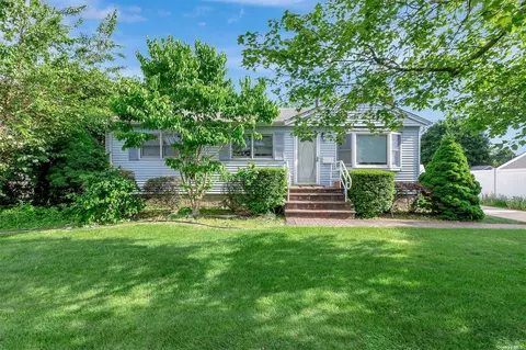 28 44th St, Islip, NY 11751