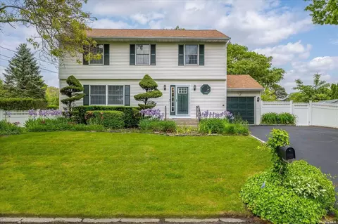 1 Helene Dr, Shirley, NY 11967