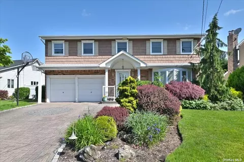 86 Floral Dr, Plainview, NY 11803