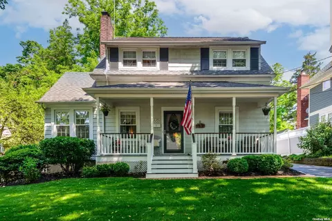 55 Sammis St, Huntington, NY 11743