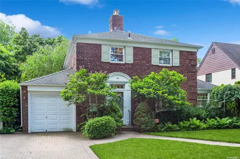 16 Kingsbury Rd, Garden City, NY 11530