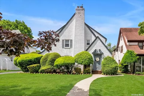 207 Bedell Ave, Hempstead, NY 11550