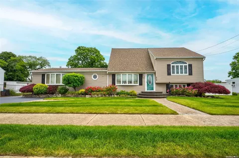 843 Pease Ln, West Islip, NY 11795