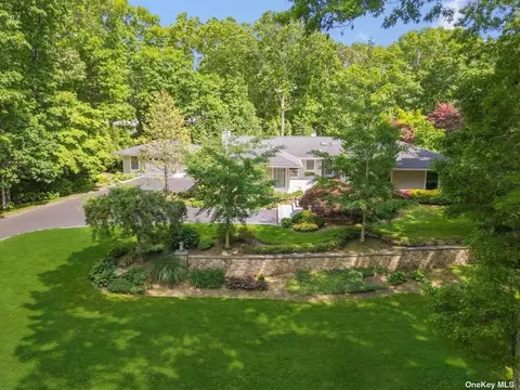 8 Westbourne Ln, Melville, NY 11747