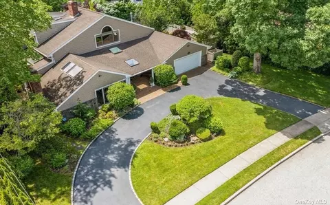 16 Shelter Ln, Roslyn Heights, NY 11577