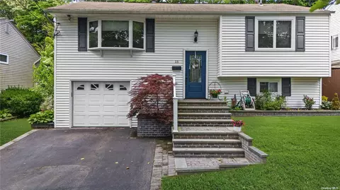 15 Penny Dr, Huntington Station, NY 11746