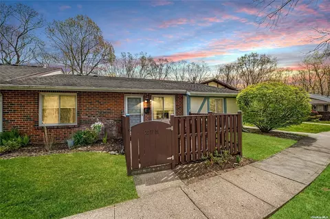 272 Sagamore Hills Dr #272, Port Jefferson Station, NY 11776