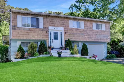 527 Hawkins Rd, Selden, NY 11784
