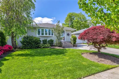 206 N Maple St, Massapequa, NY 11758